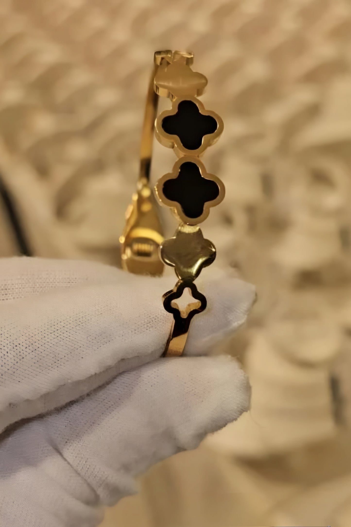 Clover Handcuff (Stainless Steel)